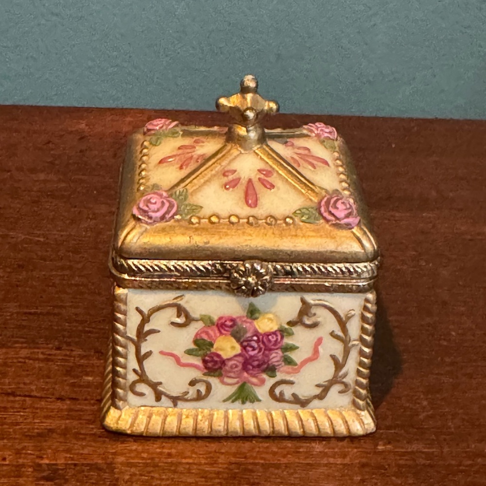Vintage Heavily Detailed Trinket / Ring Box
